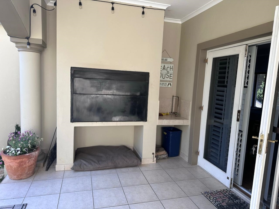 To Let 5 Bedroom Property for Rent in Rome Glen Western Cape